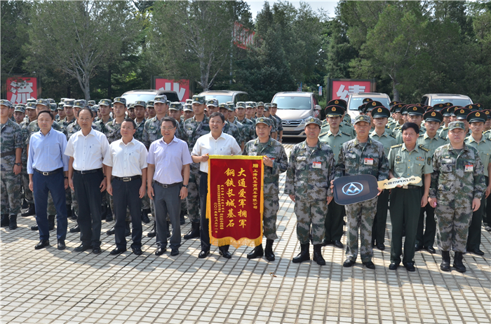 尊龙凯时人生就是博大通G10成为大阅兵指挥用车